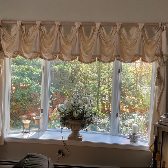 Luxurious Cream and Gold Draped Valance